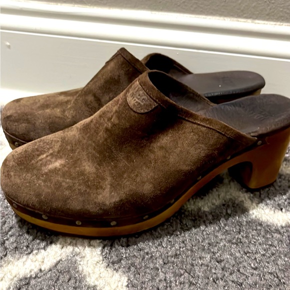 Uggs - Picture 1 of 2